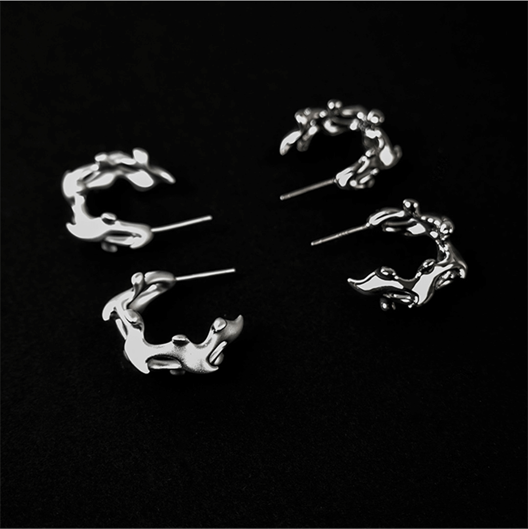 HOLLOW BONE STUD EARRiNGS