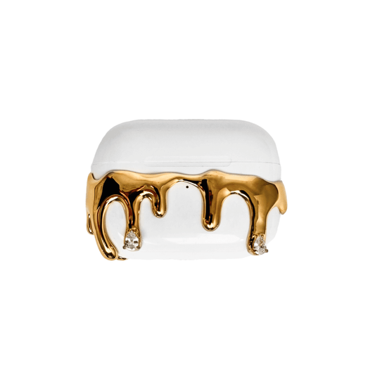 Luxurious 18K gold plated molten drip AirPods case cover, featuring a sculptural downward-flowing design with embedded glistening crystals.
豪華な18K金メッキを施した、溶融ドリップ（滴り落ちるゴールド）型AirPodsケースカバー。クリスタルをあしらった彫刻的なデザイン。