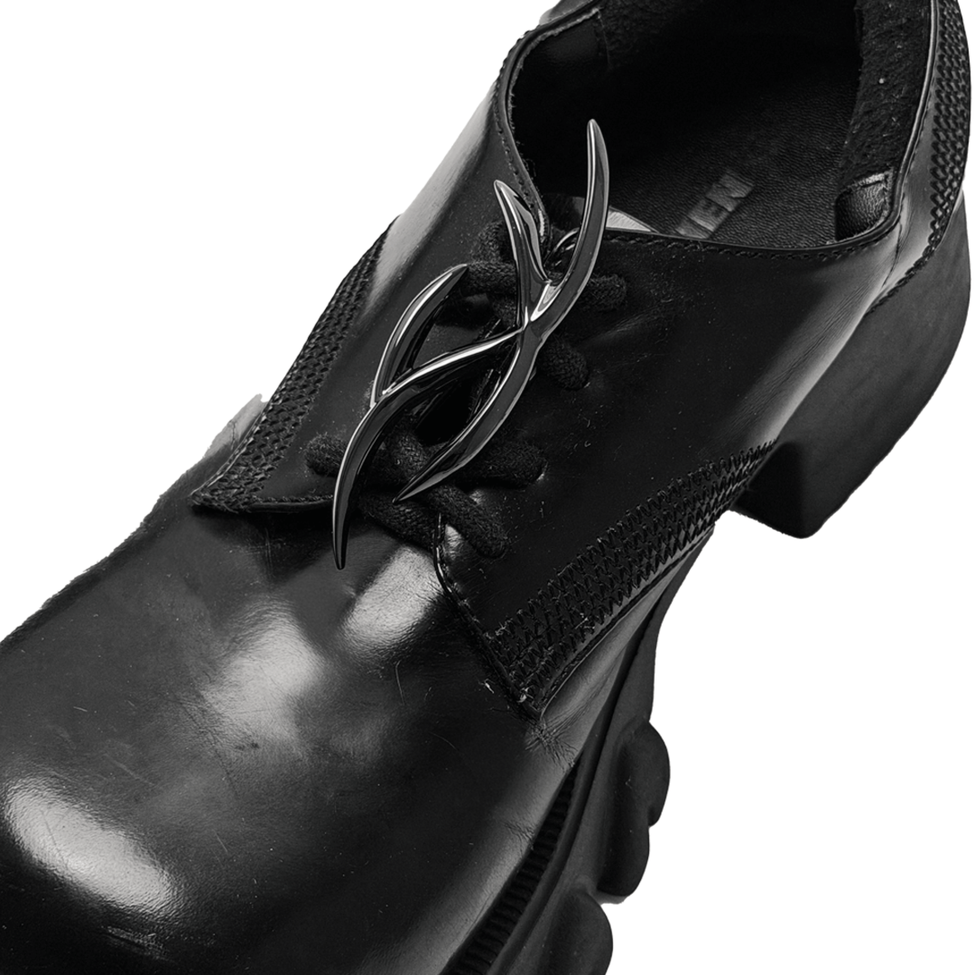 The XTENDED iDENTiTY "Cyber Spines" Shoelry from the Cyber Dream series. A single-piece ornament featuring a fluid, abstract metallic design where four sharp points intersect in a symmetrical 'X' or nucleus shape. Available finishes include Shadow Black, Liquid Silver, and Molten Gold, displayed together.