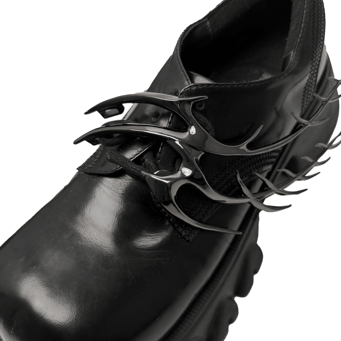 The XTENDED iDENTiTY "Cyber Fin" Shoelry from the Cyber Dream series. A highly detailed, segmented ornament resembling a futuristic mechanical fin with sharp, flowing lines. Available finishes include Shadow Black, Liquid Silver, and Molten Gold, displayed together.