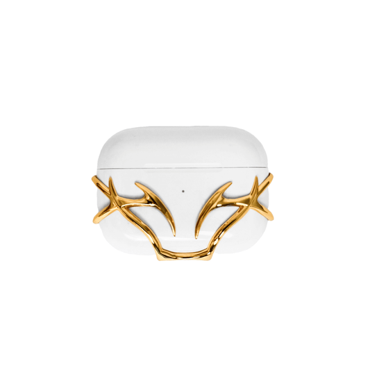 Sculptural molten gold cyber thorn AirPods case cover, featuring radiant and sharp metallic thorns in a complex fractal pattern, luxury bio-mechanical tech jewelry.
豪華なリキッドゴールドのサイバーソーンAirPodsケースカバー。複雑なフラクタルパターンの鋭いメタリックな荊棘、洗練されたバイオメカニカル・テックジュエリー。