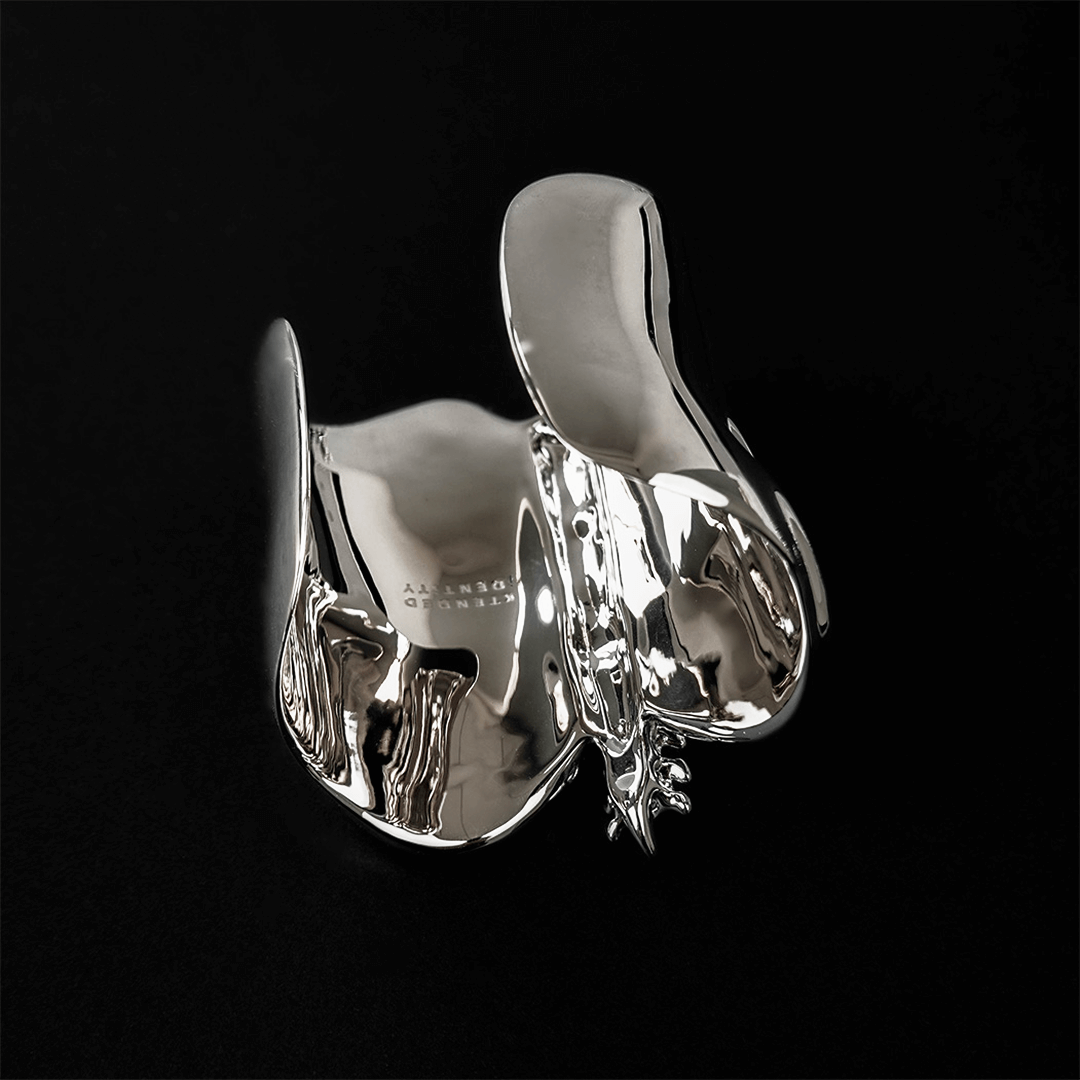 Command attention with the Gem Ribcage Cuff. Skeletal luxury meets couture gems in this red carpet-worthy arm piece.