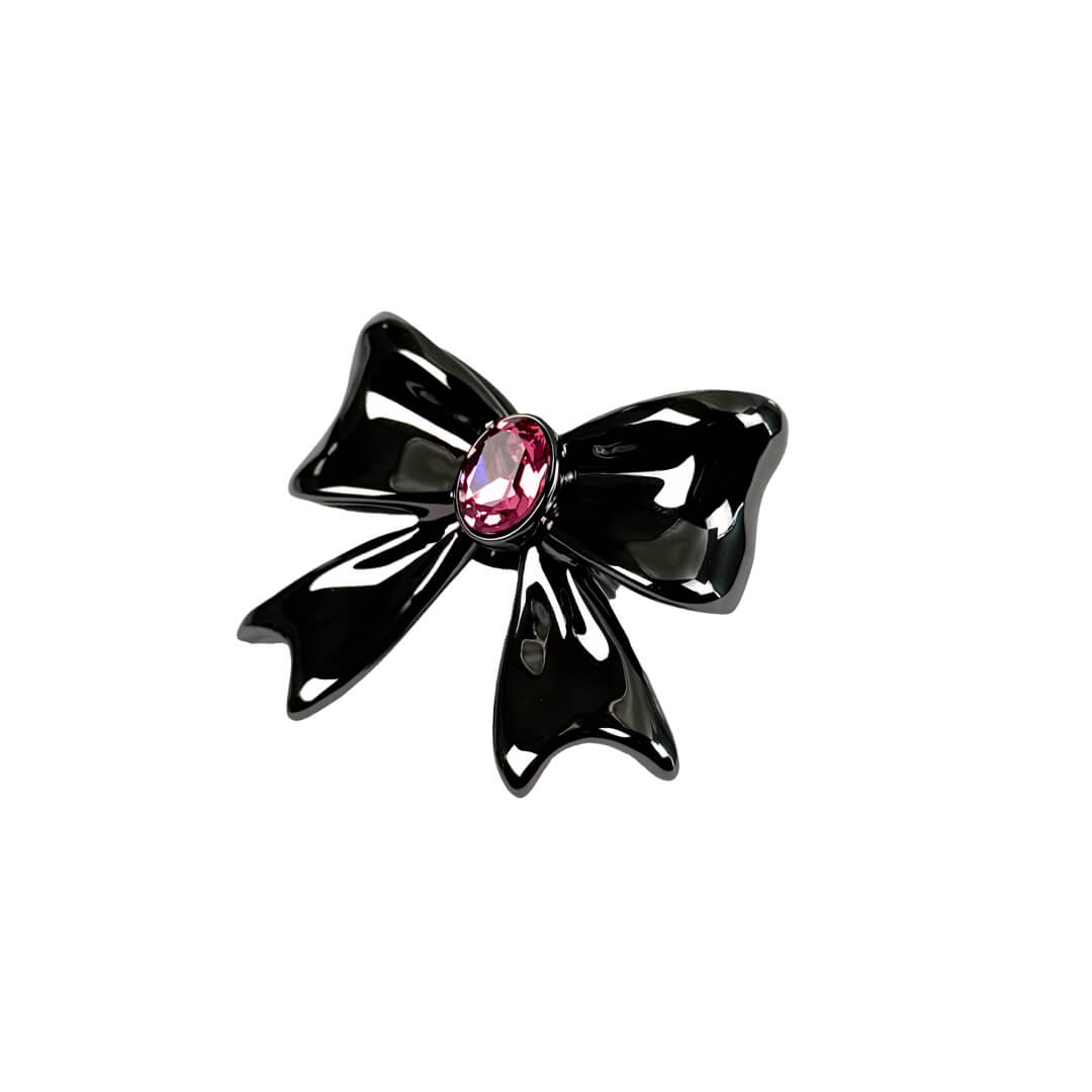 Add a touch of luxury with the Gem Bow Ring featuring a delicate bow design adorned with Swarovski crystals. A luxury ring that combines elegance and sparkle.