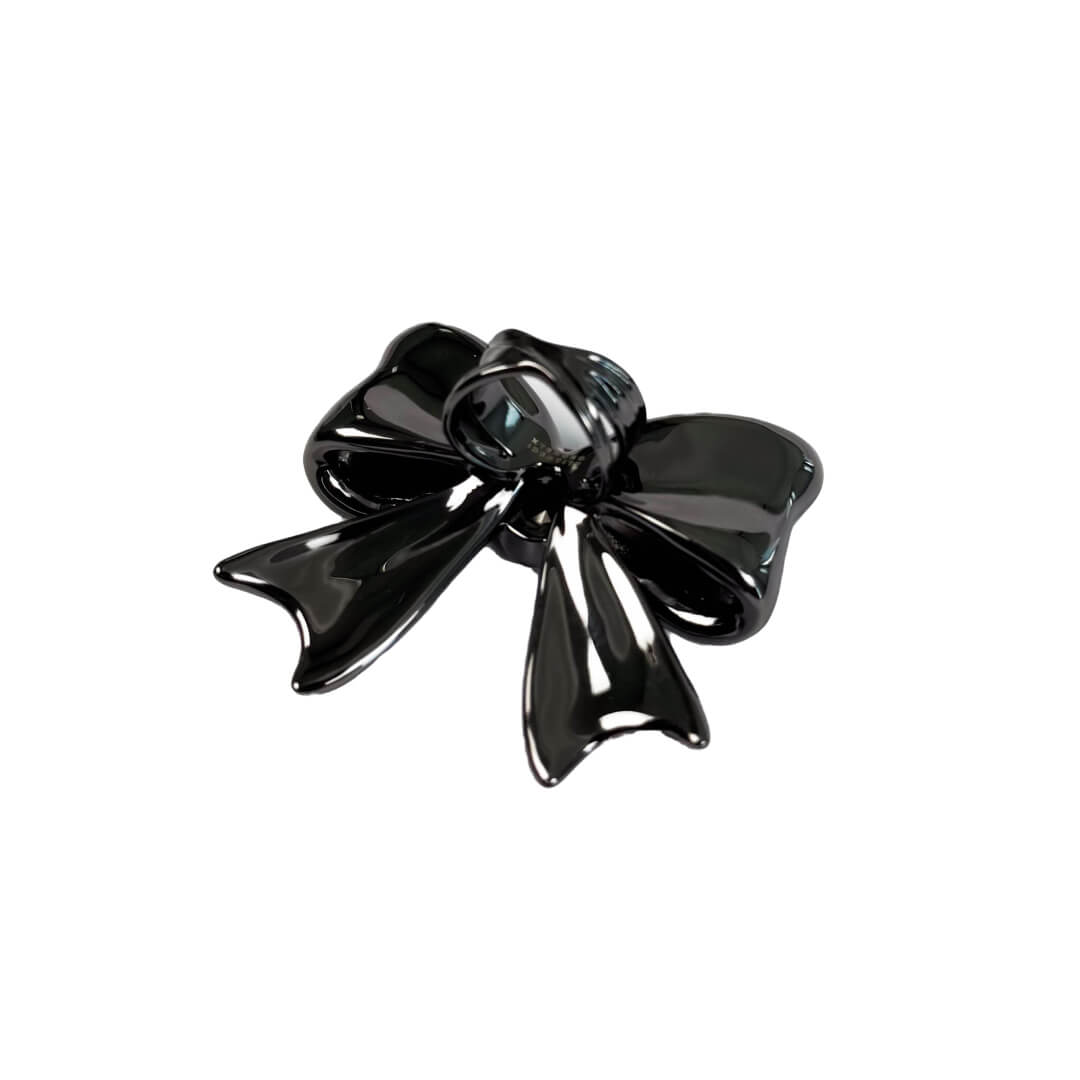 Add a touch of luxury with the Gem Bow Ring featuring a delicate bow design adorned with Swarovski crystals. A luxury ring that combines elegance and sparkle.