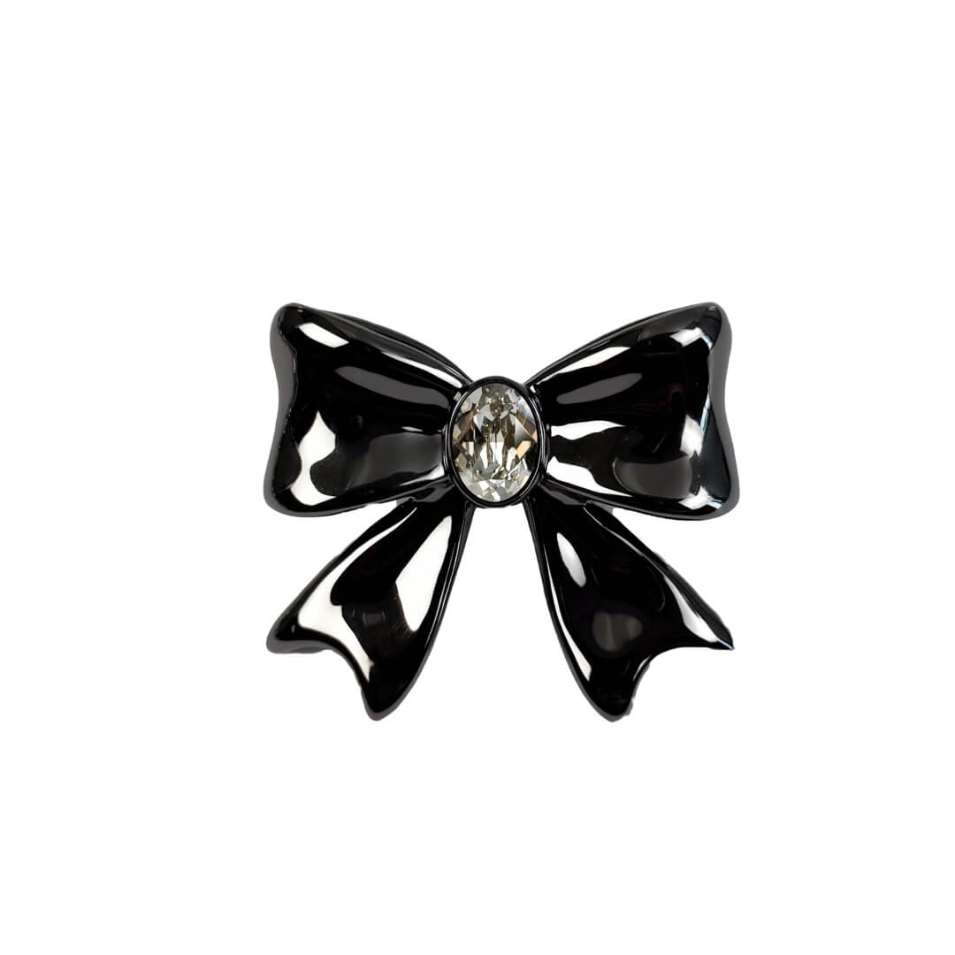 Add a touch of luxury with the Gem Bow Ring featuring a delicate bow design adorned with Swarovski crystals. A luxury ring that combines elegance and sparkle.