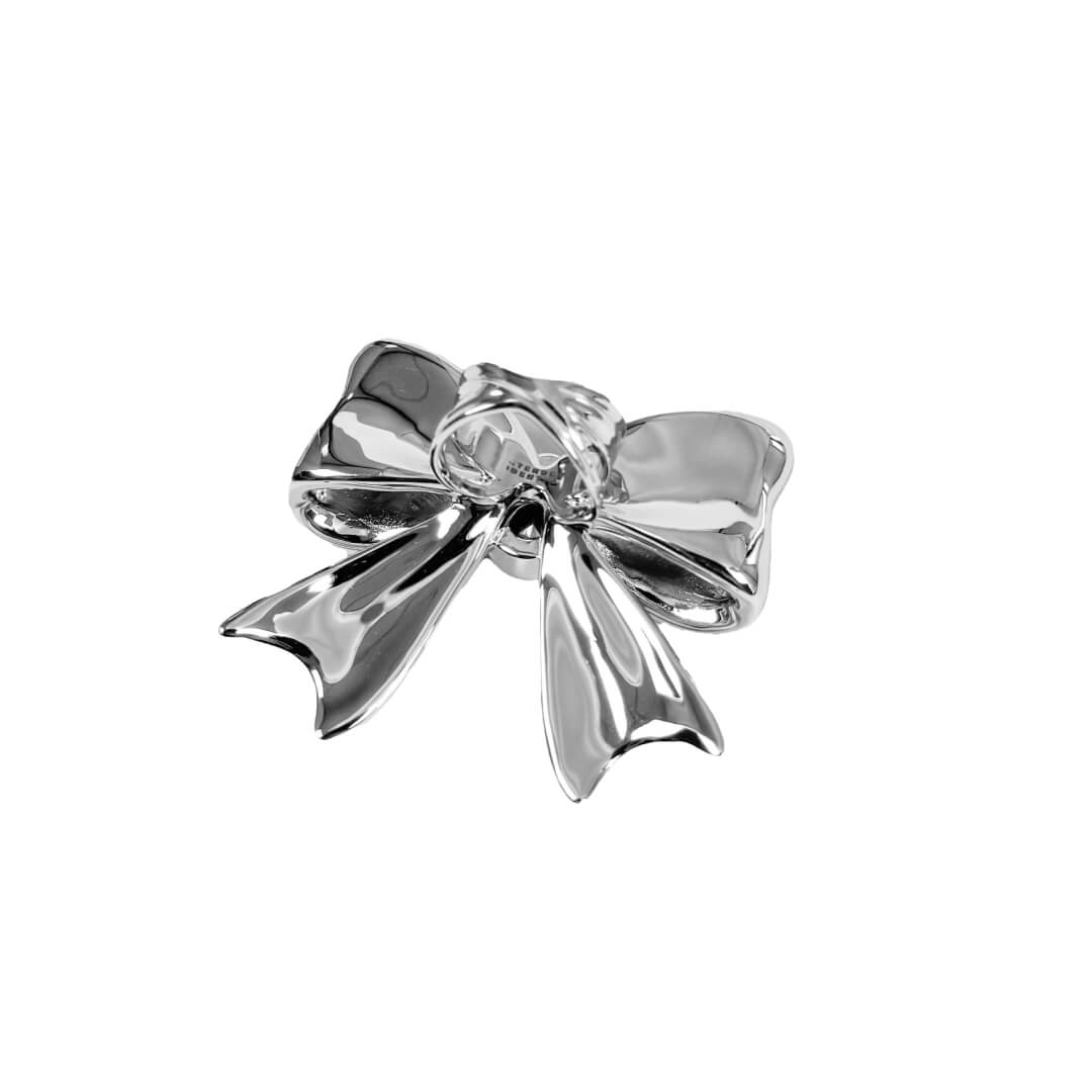 Add a touch of luxury with the Gem Bow Ring featuring a delicate bow design adorned with Swarovski crystals. A luxury ring that combines elegance and sparkle.