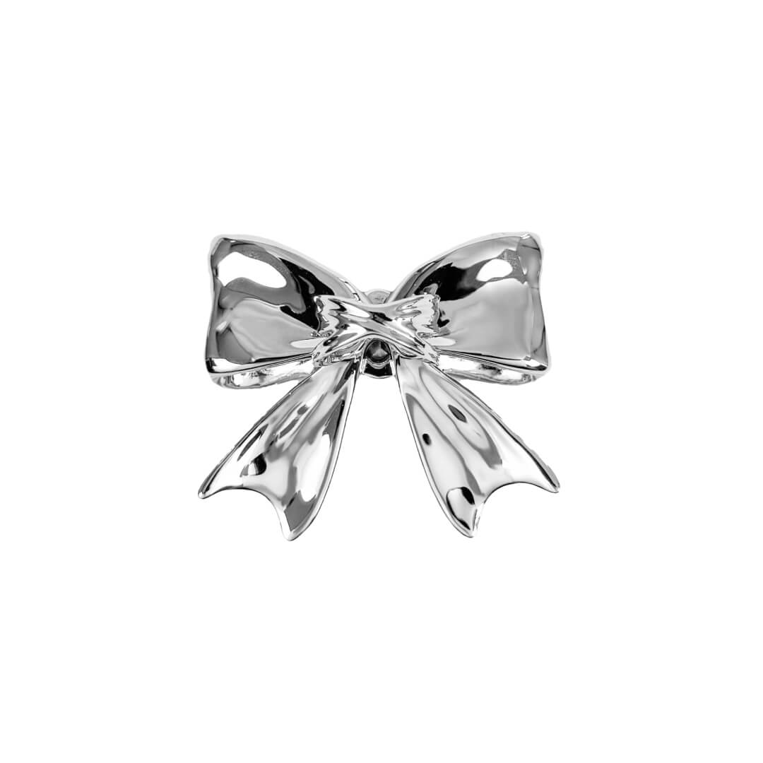 Add a touch of luxury with the Gem Bow Ring featuring a delicate bow design adorned with Swarovski crystals. A luxury ring that combines elegance and sparkle.