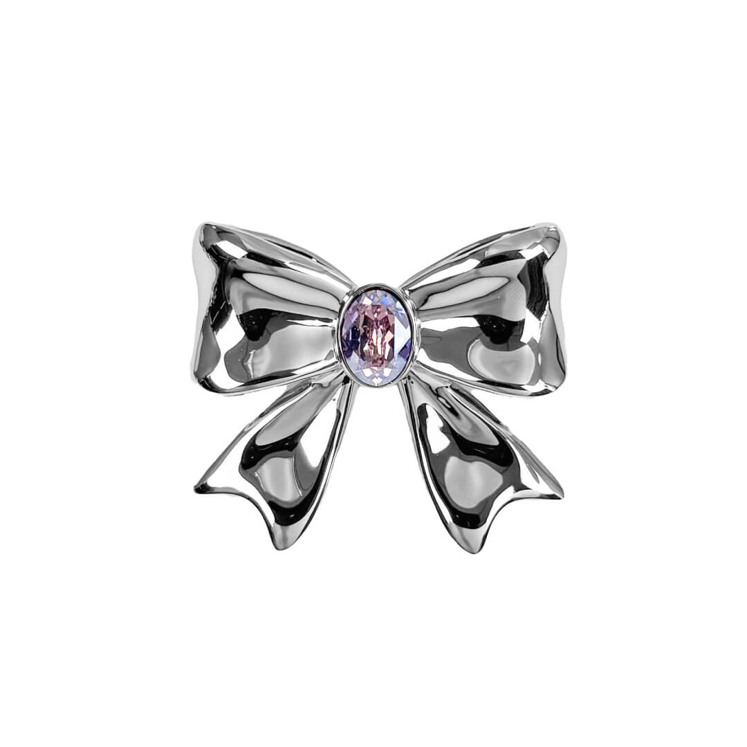 Add a touch of luxury with the Gem Bow Ring featuring a delicate bow design adorned with Swarovski crystals. A luxury ring that combines elegance and sparkle.