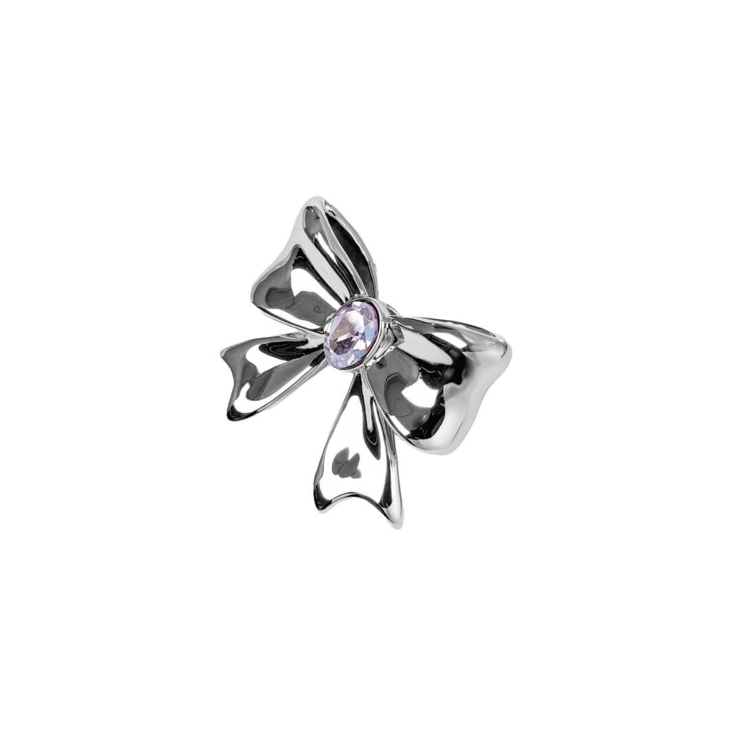 Add a touch of luxury with the Gem Bow Ring featuring a delicate bow design adorned with Swarovski crystals. A luxury ring that combines elegance and sparkle.