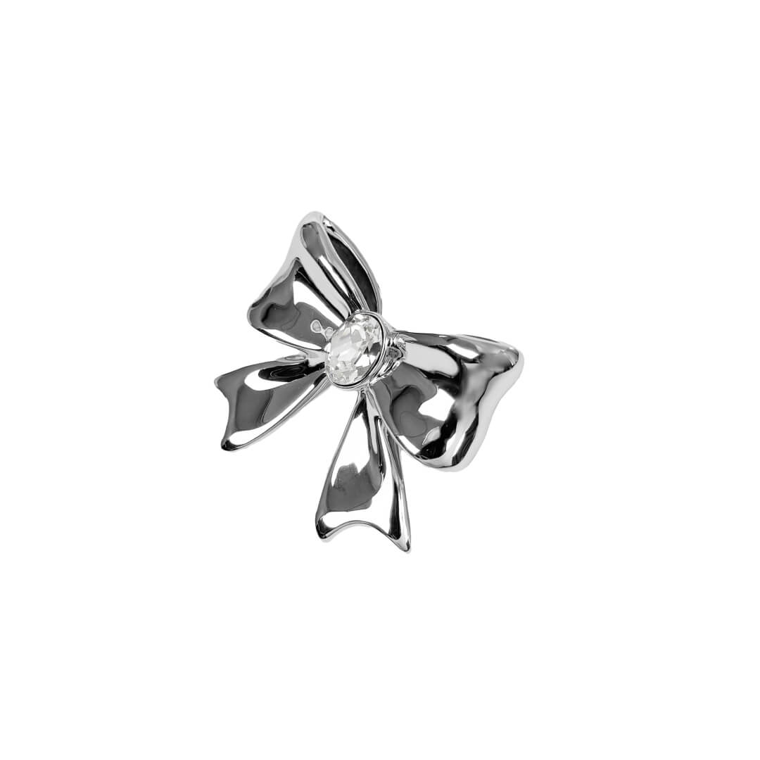 Add a touch of luxury with the Gem Bow Ring featuring a delicate bow design adorned with Swarovski crystals. A luxury ring that combines elegance and sparkle.
