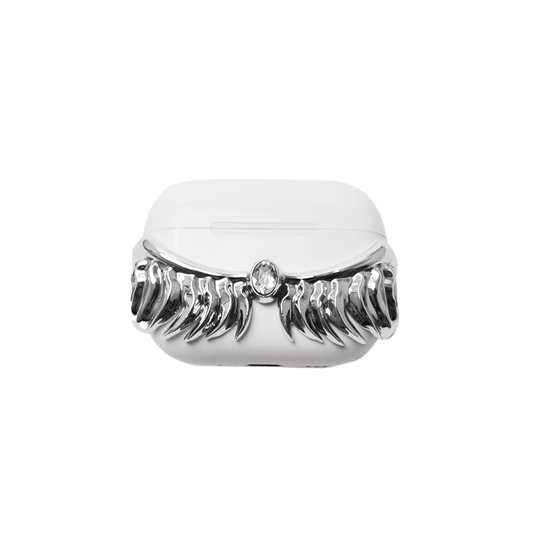 Sculptural silver chrome angel wings AirPods case cover, featuring a high-shine reflective finish with a central brilliant white Swarovski crystal, avant-garde celestial tech jewelry.
輝くシルバークロームの彫刻的な天使の羽のAirPodsケースカバー。リキッドメタルのような質感で、中央にホワイトスワロフスキークリスタルをあしらった先鋭的なテックジュエリー。