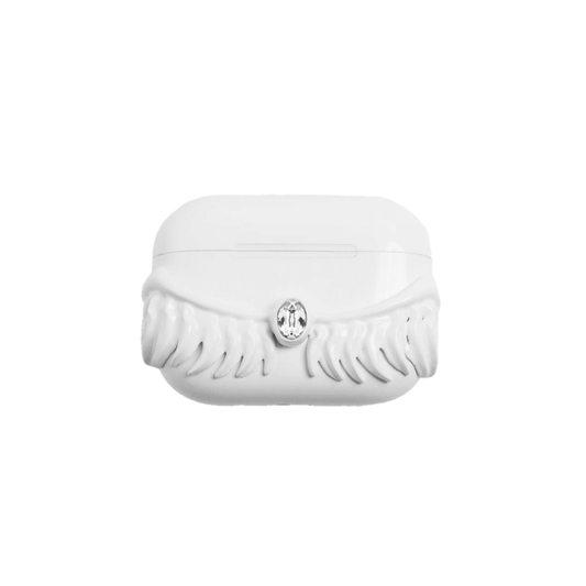 Sculptural ethereal white angel wings AirPods case cover, featuring a soft matte finish with a central brilliant white Swarovski crystal, avant-garde celestial tech jewelry.
エーリアルホワイトの彫刻的な天使の羽のAirPodsケースカバー。中央に輝くホワイトスワロフスキークリスタルをあしらった、先鋭的なセレスティアル・テックジュエリー。