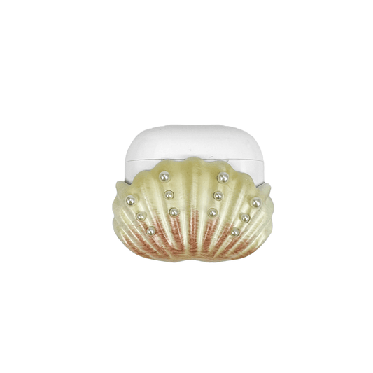 Luxurious 18K gold plated AirPods case in a seashell form, featuring rippled molten gold textures and shimmering raised pearl-like orbs, avant-garde nautical tech jewelry.
豪華な18K金メッキを施した貝殻型のAirPodsケース。流れるような液态黄金の質感が特徴で、煌めくパールの装饰をあしらった先鋭的なオーシャンデザイン。