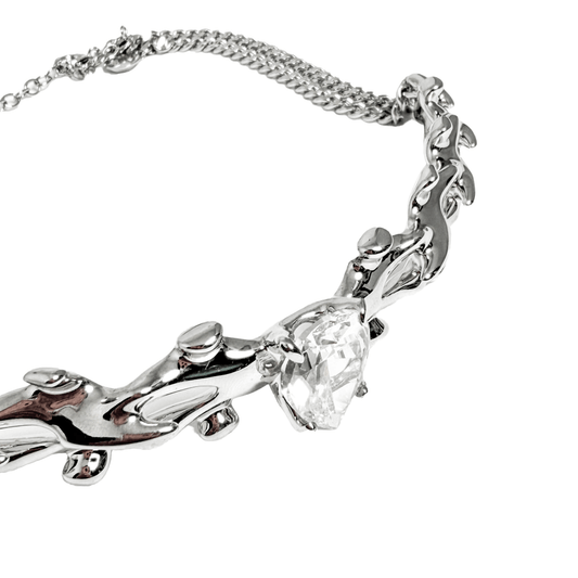 A spine-inspired choker with bold, sculptural curves. The SPiNE BONE COLLAR blends gothic edge with modern elegance, perfect for those who love luxury, unconventional jewelry.