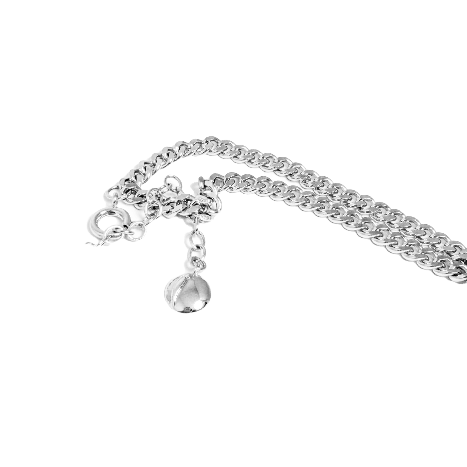 A spine-inspired choker with bold, sculptural curves. The SPiNE BONE COLLAR blends gothic edge with modern elegance, perfect for those who love luxury, unconventional jewelry.