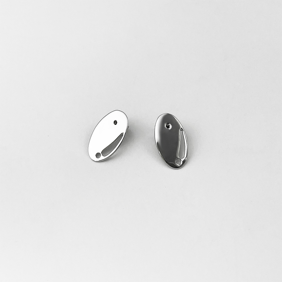 PEARL STUD EARRiNGS