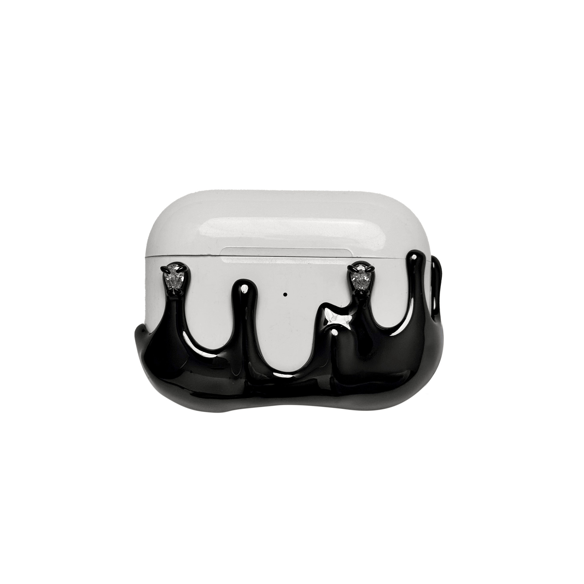 Sculptural black molten drip AirPods case cover, featuring a high-gloss noir chrome finish with embedded glistening gemstones, avant-garde tech accessory.
彫刻的な黒の溶融ドリップ（溶け出すメタル）AirPodsケースカバー。宝石をあしらった艶やかなノワールクローム仕上げ。先鋭的なテックアクセサリー。