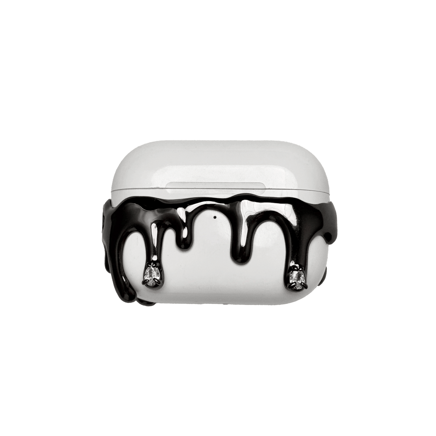 Sculptural black molten drip AirPods case cover, featuring a high-gloss midnight noir finish with embedded shimmering crystals, avant-garde tech accessory.
彫刻的な黒の溶融ドリップ（溶け出すメタル）AirPodsケースカバー。クリスタルをあしらった艶やかなミッドナイトノワール仕上げ。先鋭的なテックアクセサリー。