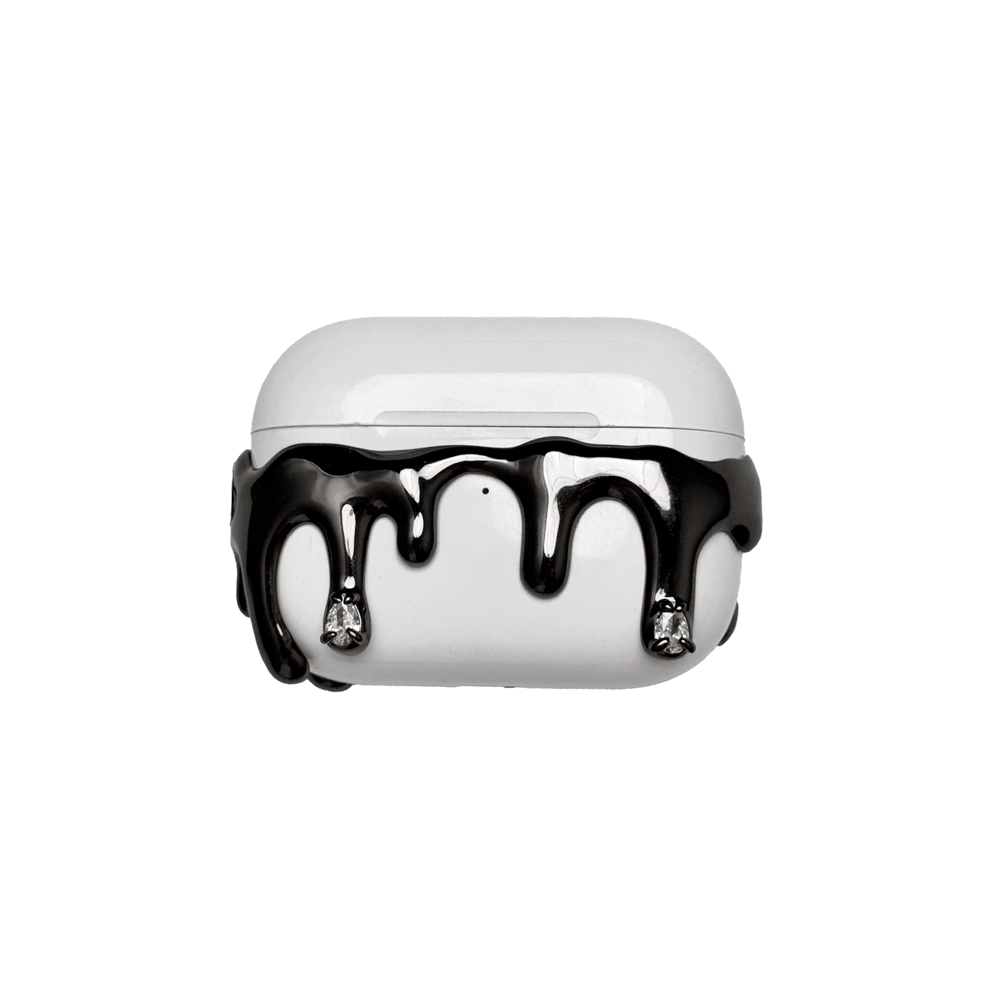 Sculptural black molten drip AirPods case cover, featuring a high-gloss midnight noir finish with embedded shimmering crystals, avant-garde tech accessory.
彫刻的な黒の溶融ドリップ（溶け出すメタル）AirPodsケースカバー。クリスタルをあしらった艶やかなミッドナイトノワール仕上げ。先鋭的なテックアクセサリー。