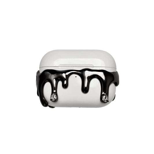 Sculptural black molten drip AirPods case cover, featuring a high-gloss midnight noir finish with embedded shimmering crystals, avant-garde tech accessory.
彫刻的な黒の溶融ドリップ（溶け出すメタル）AirPodsケースカバー。クリスタルをあしらった艶やかなミッドナイトノワール仕上げ。先鋭的なテックアクセサリー。