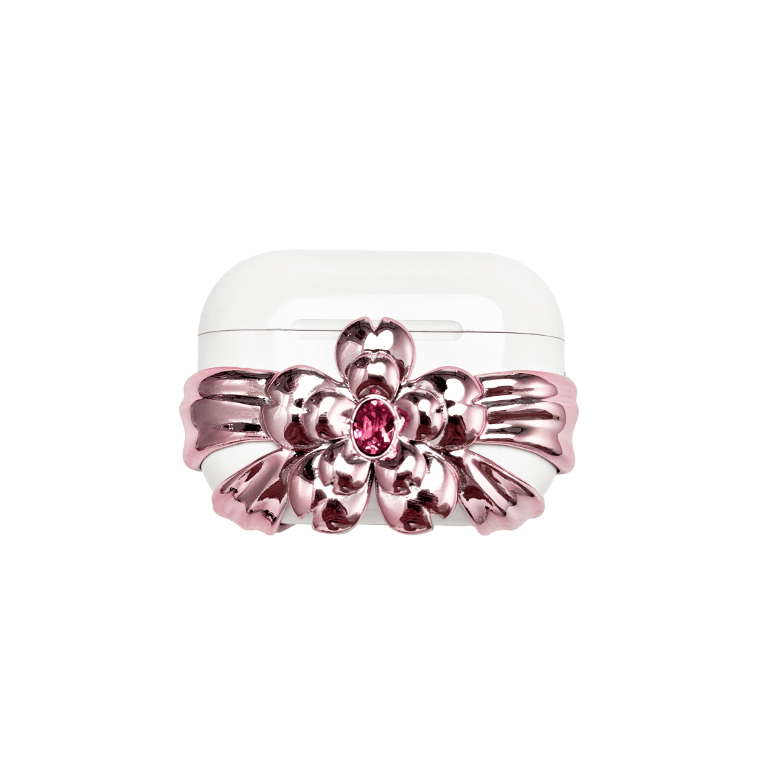 Elegant 3D sculpted radiant pink cherry blossom AirPods case, featuring a brilliant pink Swarovski crystal at the heart of the flower, luxury floral tech jewelry.
優雅な3D彫刻のメタリックピンク桜AirPodsケース。花の中央に輝くピンクのスワロフスキークリスタルをあしらった、贅沢なフローラル・テックジュエリー。