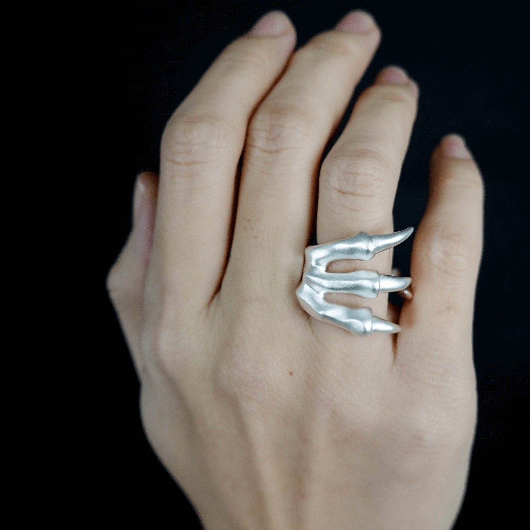 SKELETON HAND RiNG