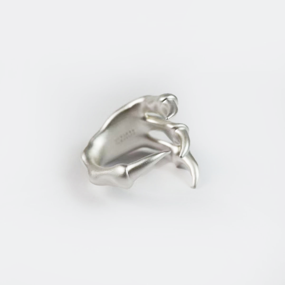 SKELETON HAND RiNG