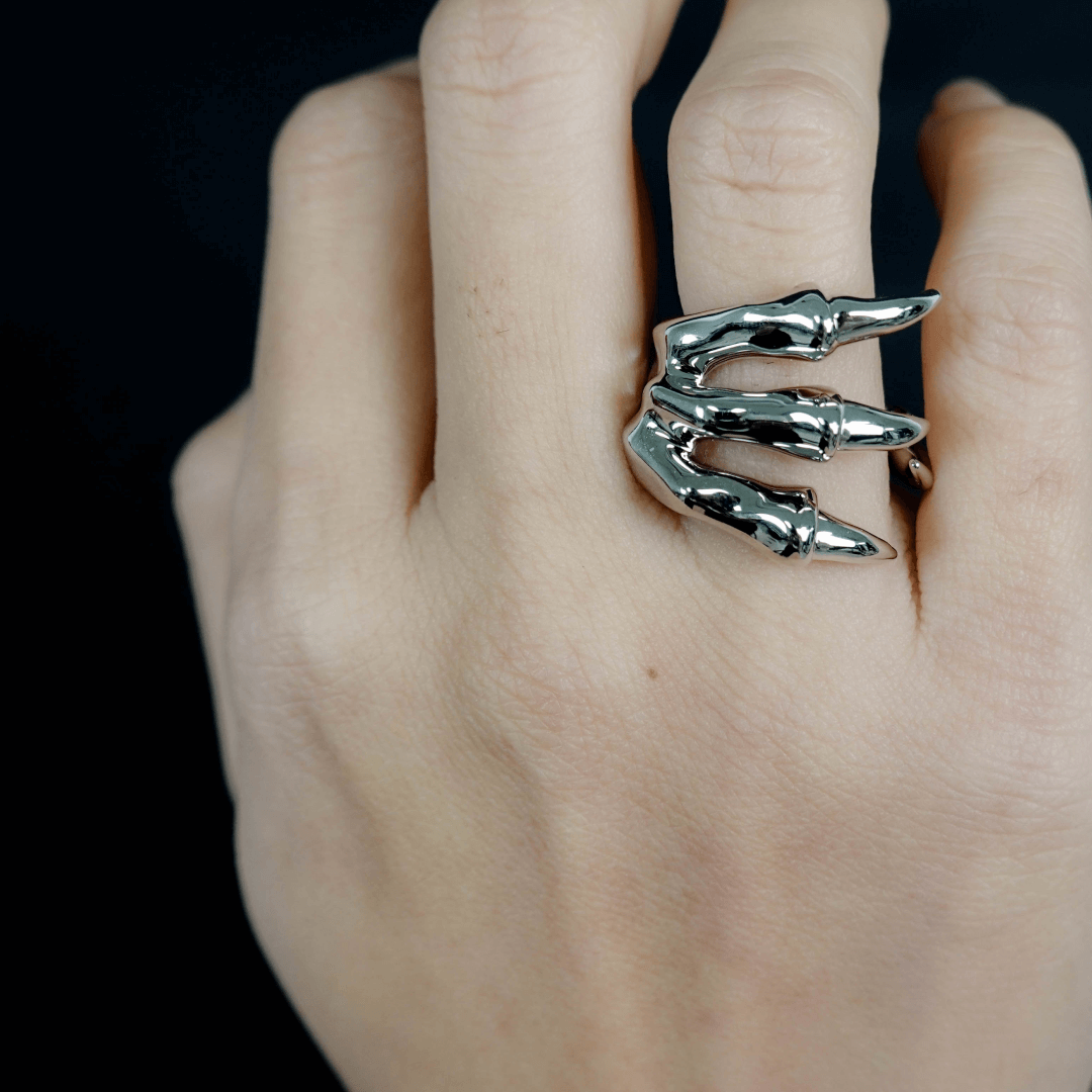 SKELETON HAND RiNG
