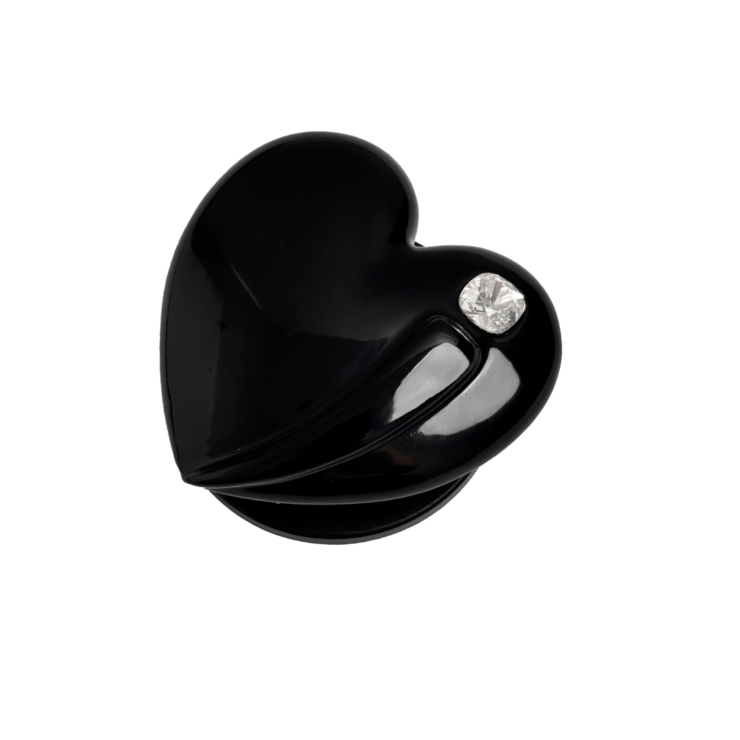 Metallic silver, pink, red, black Phone grip with a large sculpted heart in 3D, featuring a shiny chrome finish and a single gem-like detail.